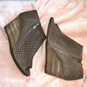 Lucky Brand Jazspur Perforated Leather Peep Toe Wedge Ankle Bootie EUC 10M